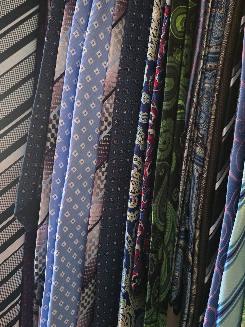LOT of (25) Classic Men's Patterned Neck Ties